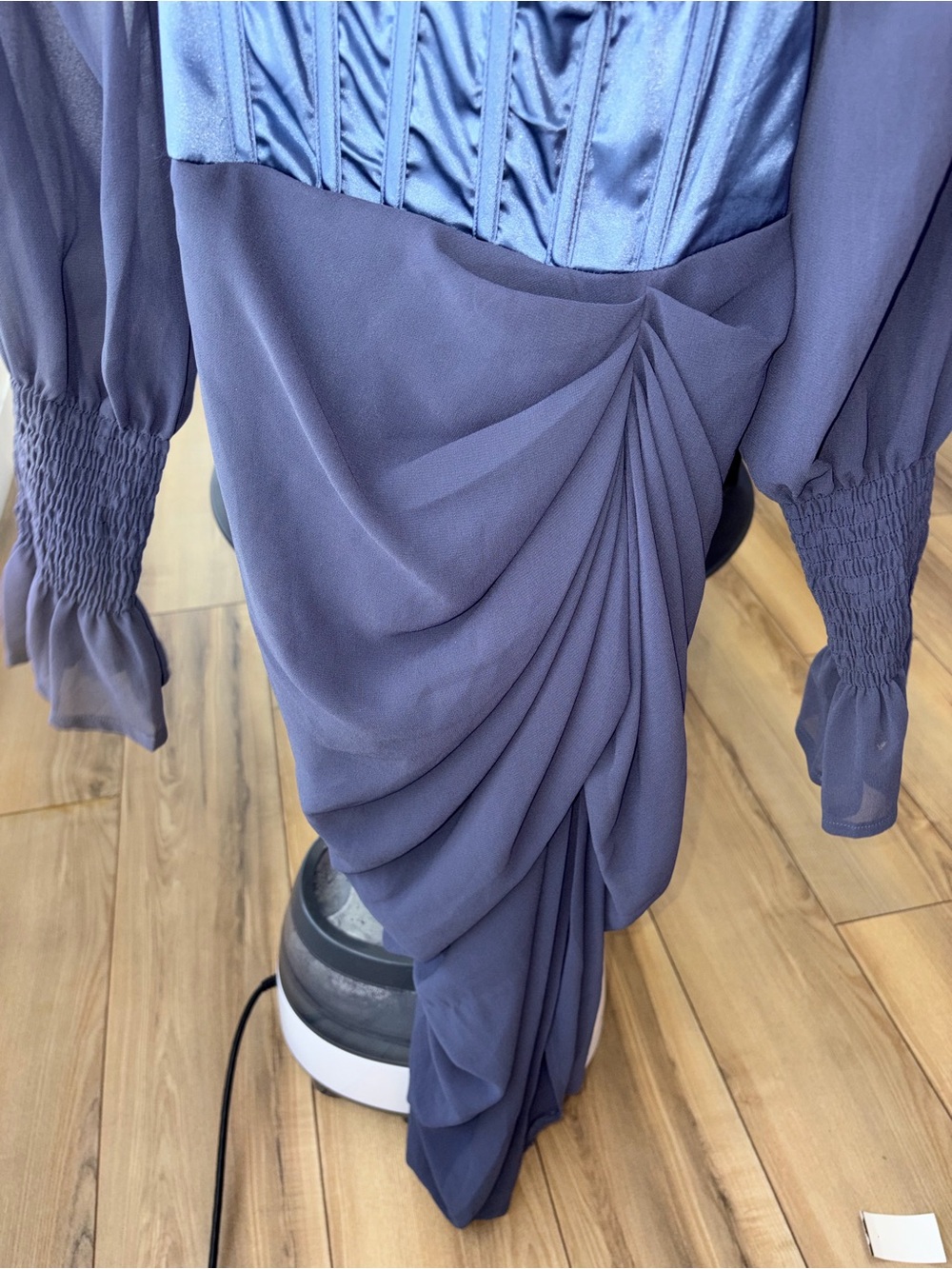 PrettyLittleThing mineral blue
Satin Insert Draped Chiffon Midi Dress size 4 - Picture 10 of 11